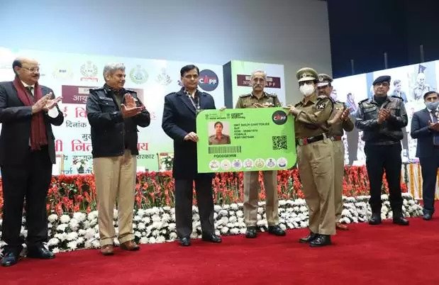 गृह राज्य मंत्री नित्यानंद राय ने नई दिल्ली में प्रत्येक केंद्रीय सशस्त्र पुलिस बल के अंतिम 10 कर्मियों को आयुष्मान सीएपीएफ कार्ड किए वितरित Union Minister of State for Home Nityanand Rai distributed Ayushman CAPF cards to the last 10 personnel of each Central Armed Police