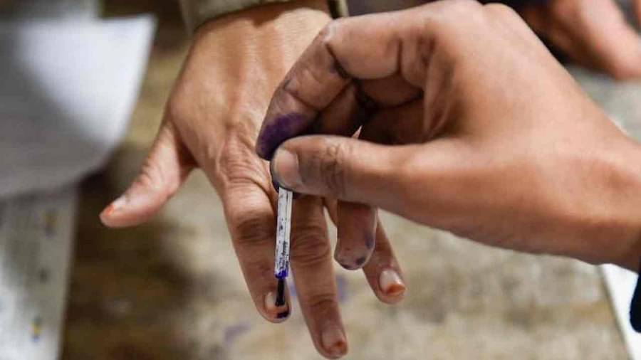 प.बंगाल में एग्जिट पोल के नतीजे आने के बाद राजनीतिक महौल गर्म The State Election Commission, West Bengal rescheduled the West Bengal municipal elections, which were scheduled from January