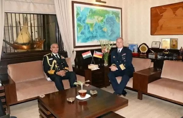 भारत और जर्मनी के नौसेना प्रमुखों ने सहयोग बढ़ाने के तरीकों पर चर्चा की Vice Admiral K-Achim Schönbach, Chief of the German Navy, called on the Chief of the Indian Navy, Admiral R Hari Kumar, in New Delhi