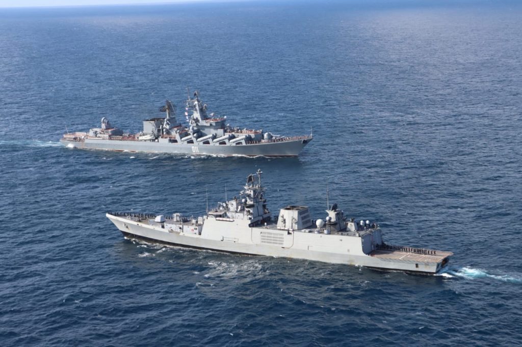 भारतीय नौसेना ने रूसी नौसेना के साथ किया पैसेज अभ्यास (पासेक्स) Indian Navy's indigenously designed and built Guided Missile Destroyer INS Kochi has been launched by the Russian Navy's RFS
