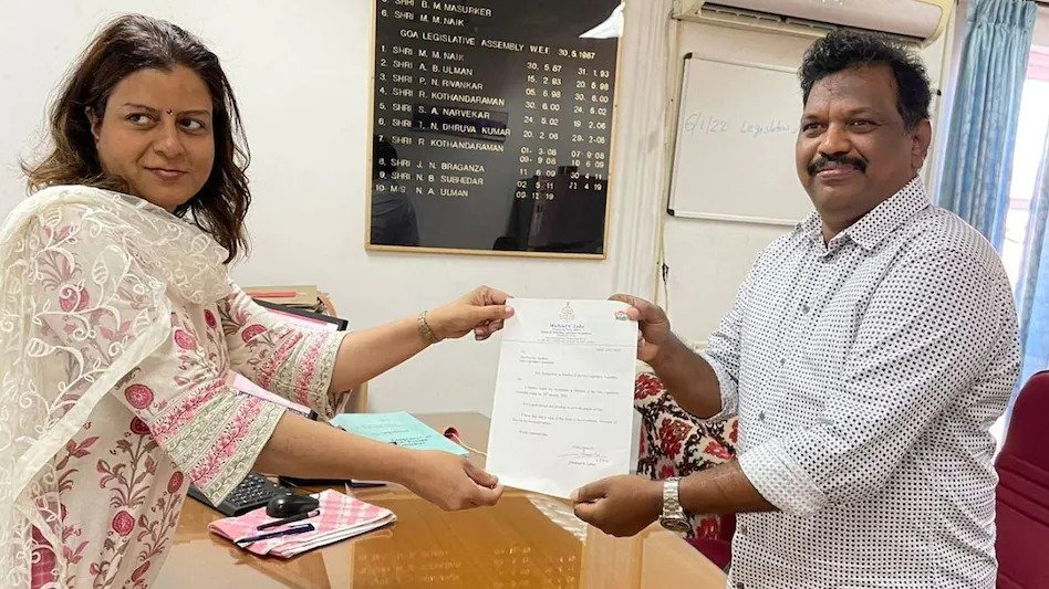 विधानसभा चुनाव से पहले भारतीय जनता पार्टी के विधायक माइकल लोबो ने सोमवार को गोवा के मंत्री पद से इस्तीफा दे दिया Ahead of the Goa Assembly elections, Bharatiya Janata Party MLA Michael Lobo on Monday resigned from the post of Goa minister.
