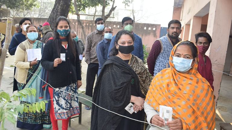 The fourth phase of polling is underway in UP today. Voting is going on in Lucknow, Sitapur, Kheri, Hardoi, Unnao, Rae Bareilly, Banda,