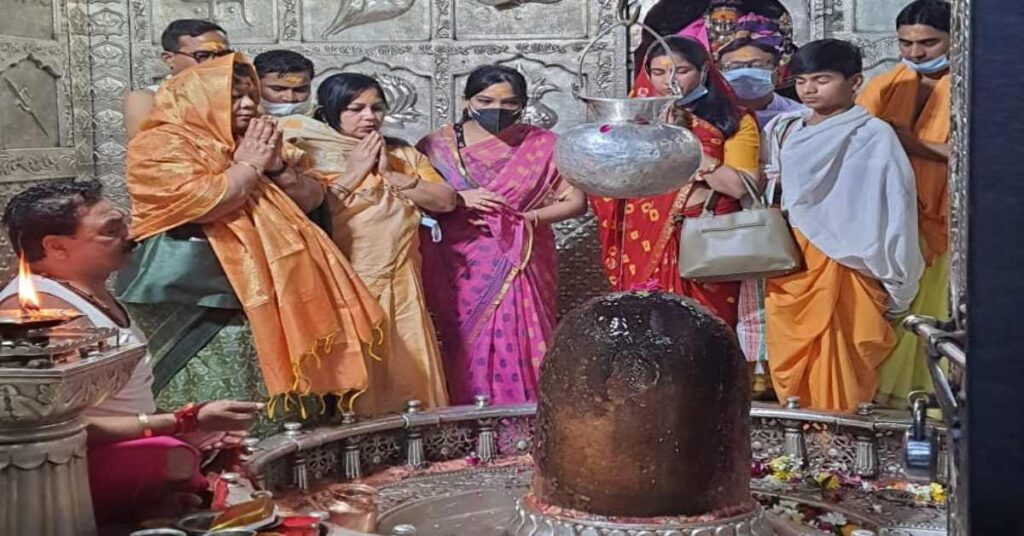 Governor Anusuiya Uikey today had darshan of Mahakal Baba at Mahakaleshwar temple in Ujjain and offered Abhishek and worship.