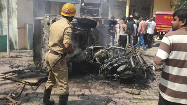 There has been an atmosphere of tension in Karnataka's Shimoga after the murder of a Bajrang Dal worker. Vehicles full of security forces