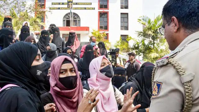 Hijab controversy in Karnataka is not taking its name to stop. Karnataka after protesting against the ban on hijab in Shivamogga district