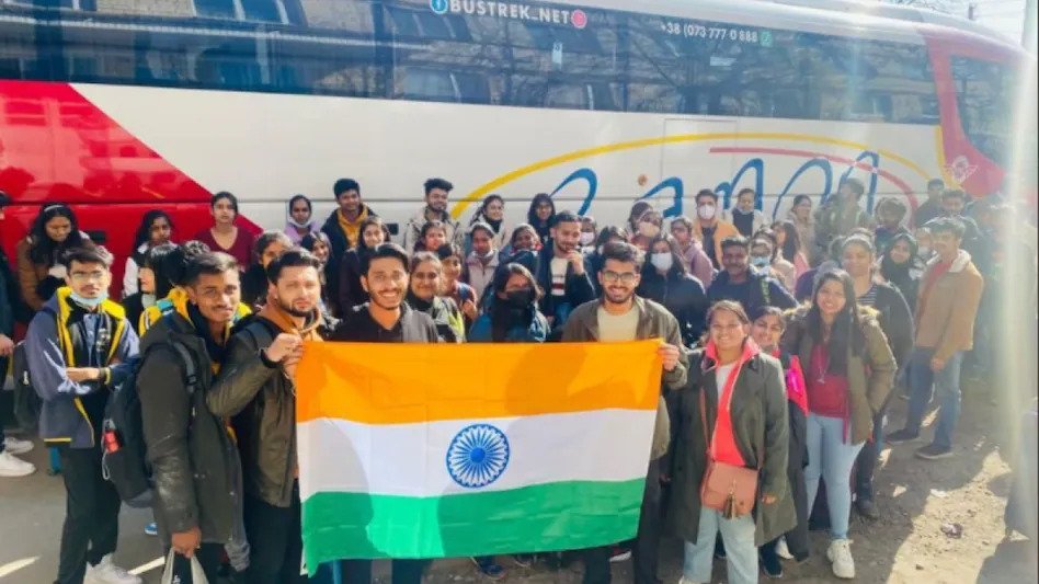 यूक्रेन में फंसे भारतीयों की वतन वापसी के लिए आज रवाना होंगी एयर इंडिया की 4 फ्लाइट Government of India has given news of big relief for the Indian citizens trapped in Ukraine. The Government of India and its citizens trapped