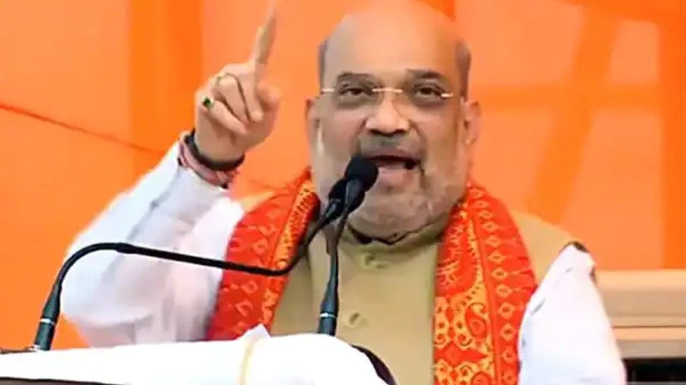 सपा पर शाह का निशाना, बोले-आपका इत्र वाले से आखिर रिश्ता क्या है BJP stalwart and Union Home Minister Amit Shah reached Jhansi on Monday for the UP election campaign. Amit Shah addressed the public