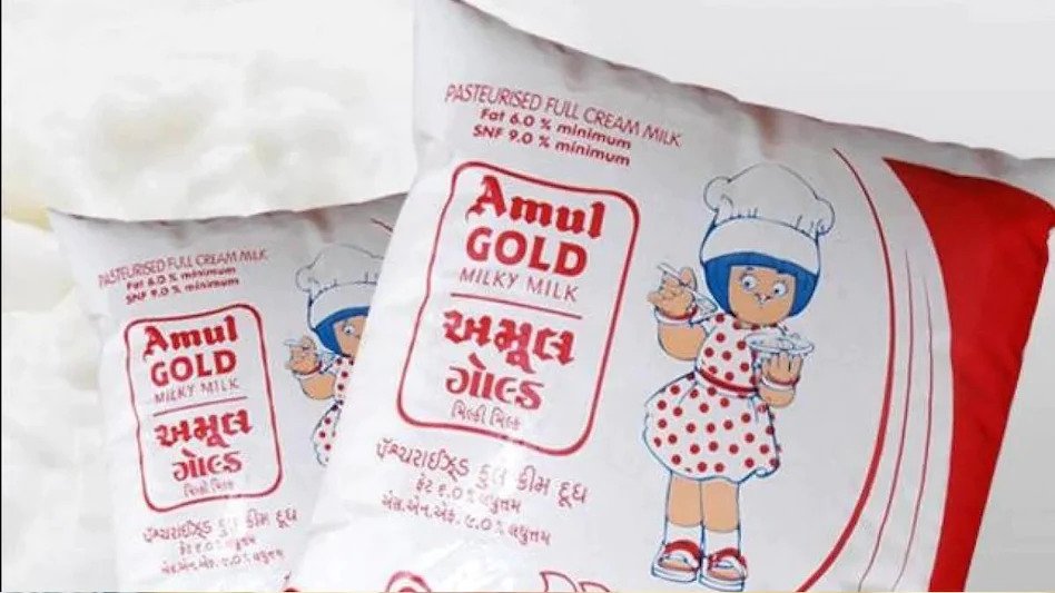अमूल दूध का बढ़ गया दाम, कल से 2 रुपये प्रति लीटर बिकेगा महंगा Amul has once again increased the price of milk. The company has decided to increase the price of milk by Rs 2 per liter in the market
