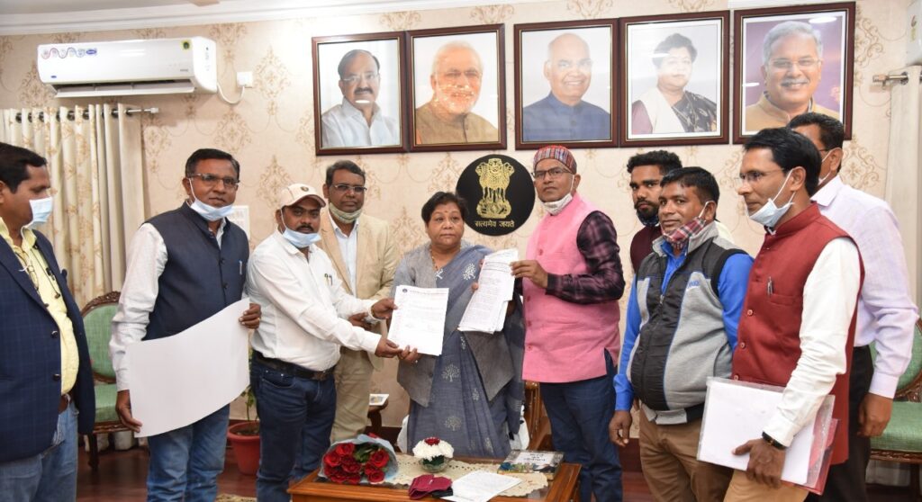 राज्यपाल उइके को आरक्षण के संबंध में ज्ञापन सौंपा State President of Chhattisgarh Sarva Adivasi Samaj's youth division Subhash Parte met Governor Anusuiya Uikey at Raj Bhavan here today.