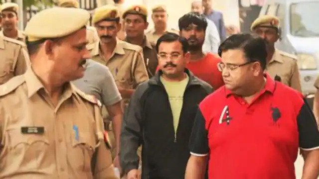 लखीमपुर कांडः जेल से बाहर आया आशीष मिश्रा Union Minister Ajay Mishra's son Ashish Mishra, the main accused in Lakhimpur's Tikunia case, came out of jail on Tuesday afternoon.