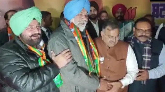 पंजाबः विधायक बलविंदर लड्डी ने फिर छोड़ी कांग्रेस Balwinder Singh Laddi, MLA from Hargovindpur in Punjab has again joined the BJP. He has changed party for the third time within 40 days.