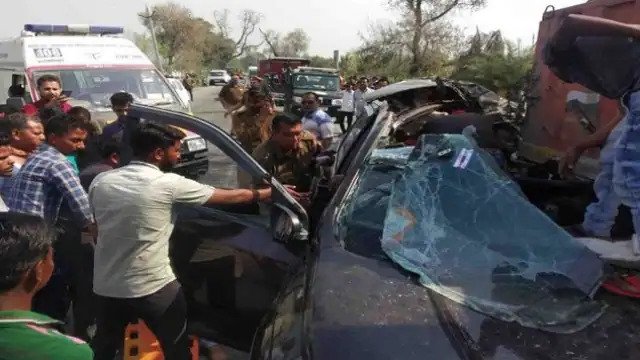 बांदा में हाईवे पर खड़े ट्रक में घुसी कार, पांच लोगों की मौत A speeding XUV car rammed into a truck in Banda on Saturday. Five people have died in the accident. At the same time, one person is seriously