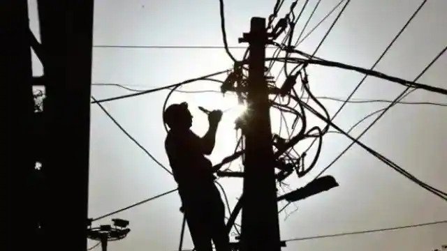 चंडीगढ़ में 36 घंटे का ब्लैकआउट, बिजली-पानी की सप्लाई बंद, अस्पतालों में सर्जरी भी टली After a three-day strike by the electricity department employees, darkness fell in most parts of Chandigarh. Large parts of the city