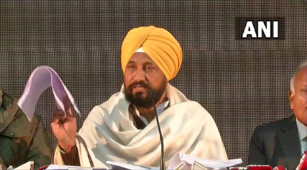 प्रधानमंत्री के पंजाब दौरे पर फिर रार, चन्नी का हेलिकॉप्टर नहीं भर सका उड़ान Punjab Chief Minister Charanjit Singh Channi's helicopter was denied permission to take off from Chandigarh's Rajendra Park on Monday
