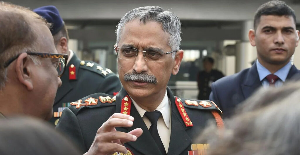 सेना प्रमुख ने उत्तरी व पूर्वी सैन्य कमान के नये कमांडर इन चीफ साथ की बैठक The Northern and Eastern Military Commands of the Indian Army have got two new chiefs. The new Commander-in-Chief