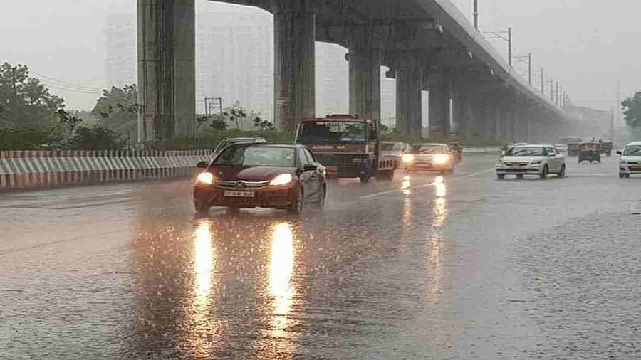 दिल्ली में बारिश के आसार, चलेंगी तेज हवाएं, मिलेगी प्रदूषण से राहत There is a possibility of light rain in isolated areas of Delhi. The maximum temperature in the capital on Monday is 26 °C.