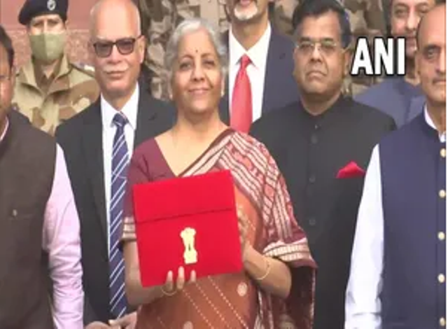 वित्त मंत्री निर्मला सीतारमण वित्त मंत्रालय से रवाना हुईं, अब राष्ट्रपति से करेंगी मुलाकात
