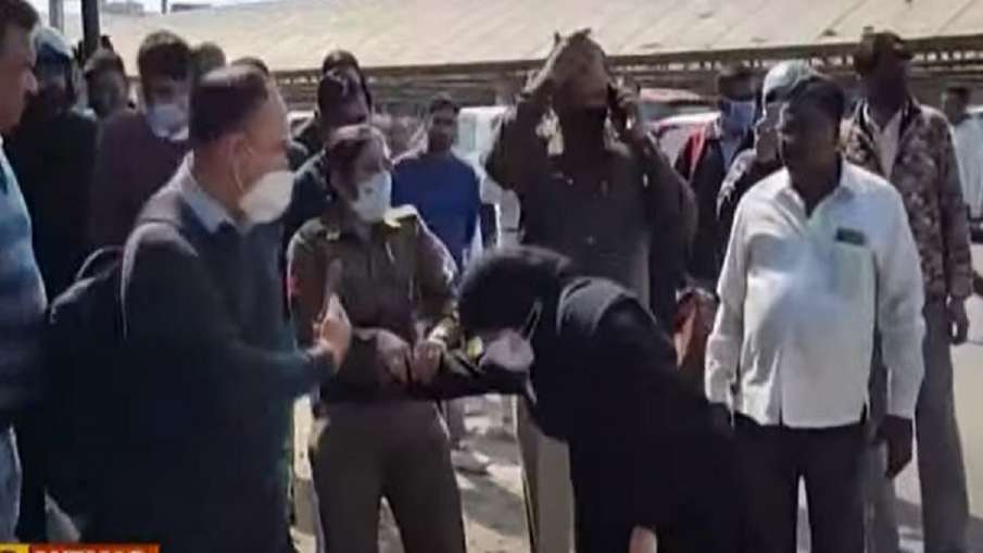 गुरुग्राम में बुर्का पहनी विदेशी महिला ने कैब ड्राइवर को मारा चाकू a foreign woman wearing a burqa and hijab allegedly stabbed a cab driver in Gurugram, adjoining Delhi, on Tuesday.