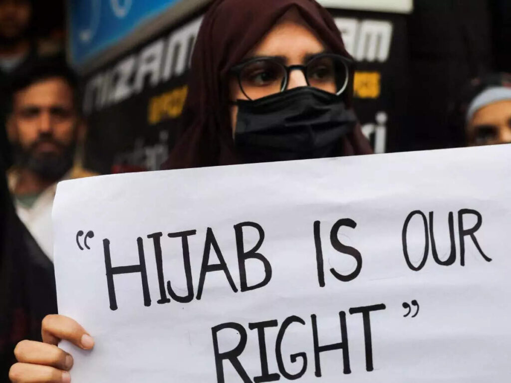 1950 से अबतर धार्मिक प्रतीकों पर क्या दिए गए फैसले For the past few days, the matter of ban on hijab in government schools, colleges and other educational institutions in Karnataka is in the