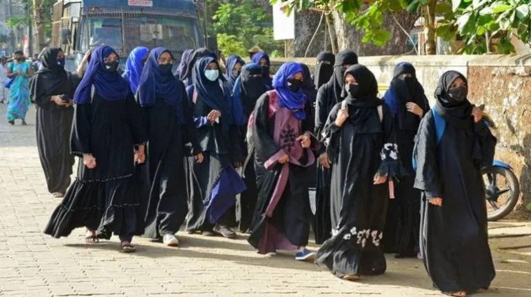 हिजाब पर आज भी नहीं आया फैसला, कल फिर से सुनवाई Even today no decision has been taken in the Karnataka High Court on the Hijab controversy. The court adjourned the hearing till Tuesday.