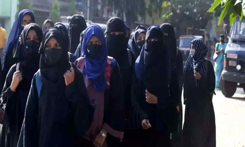 हाईकोर्ट में हिजाब की वैधता पर बहस पर्सनल लॉ बोर्डों के प्रतिनिधित्व के बिना अधूरीः एआईबीए A petition has been filed by the All India Bar Association in the Karnataka High Court. The petition has demanded that there should be