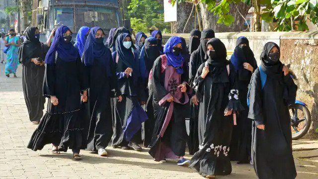 हिजाब विवाद: कर्नाटक में कल से खुलेंगे हाईस्कूल The Udupi district administration of Karnataka has imposed the penal process in the vicinity of all high schools in the district from Monday