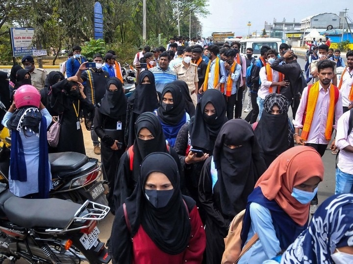 सभी संस्थानों में हिजाब, बुर्का और भगवा गमछे पर पाबंदीः कर्नाटक सरकार