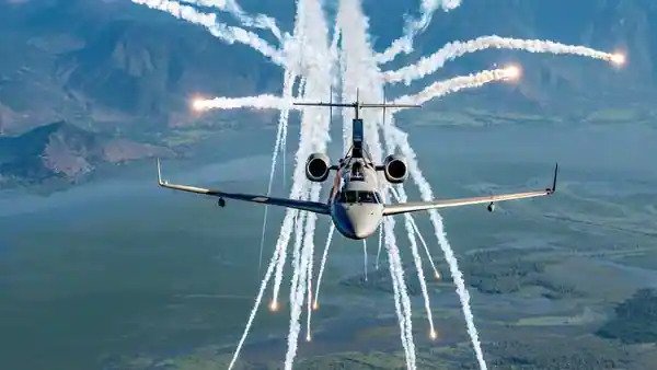 सिंगापुर में करतब दिखाएगा भारतीय वायुसेना का तेजस विमान A 44-member contingent of the Indian Air Force to participate in the "Singapore Air Show-2022" at Singapore's Changi Internationa