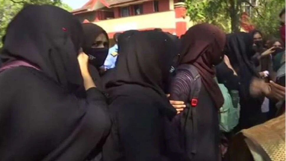 छात्राओं ने नहीं उतारा हिजाब तो कॉलेज ने कर दी छुट्टी Controversy continues in Karnataka over Hijab. Even after the High Court's interim order to follow the dress code, the girls reached
