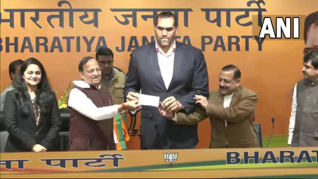 राजनीति के रिंग में उतरे रेसलर खली, भाजपा में शामिल In the midst of the ongoing assembly elections in five states, the Great Khali, the wrestler who raised India's pride in WWE, today joined