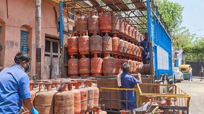 गैस सिलेंडर के दाम से लेकर बैंकिंग नियमों तक, मार्च में होने वाले हैं ये बड़े बदलाव many such changes are seen which affect everyday life along with your pocket. Under this, the price of LPG cylinder