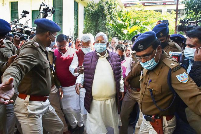 चारा घोटाले में लालू दोषी, हिरासत में लिए गए, 75 दोषी In the biggest case of fodder scam, 75 accused including former Bihar Chief Minister Lalu Prasad Yadav have been convicted. In this case,