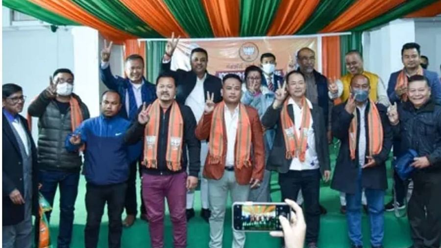 मणिपुर के मशहूर फिल्म स्टार ‘कैकू’ भाजपा में शामिल Manipur film star RK Somendra Singh, popularly known as Kaiku, stuns his 40 co-stars at his Manipur Pradesh Party office in Imphal on Tuesday.