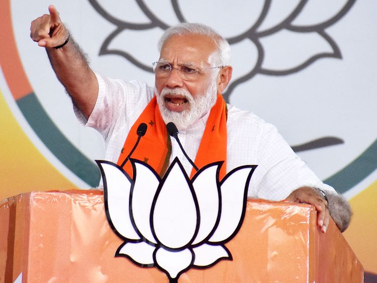 भाजपा को मिलेगा भारी बहुमत, ईवीएम का भूत फिर आएगा बाहरः मोदी Prime Minister Narendra Modi reached Kasganj on Friday for campaigning before the second round of voting in the Uttar Pradesh Assembly
