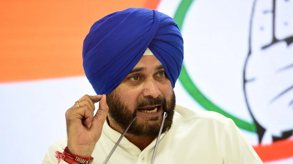 सिद्धू फिर से मुश्किल में, बहन के आरोपों की होगी जांच Party sources say that CM Charanjit Singh Channi and state president Navjot Singh Sidhu are face to face in this fight. Meanwhile, Sidhu