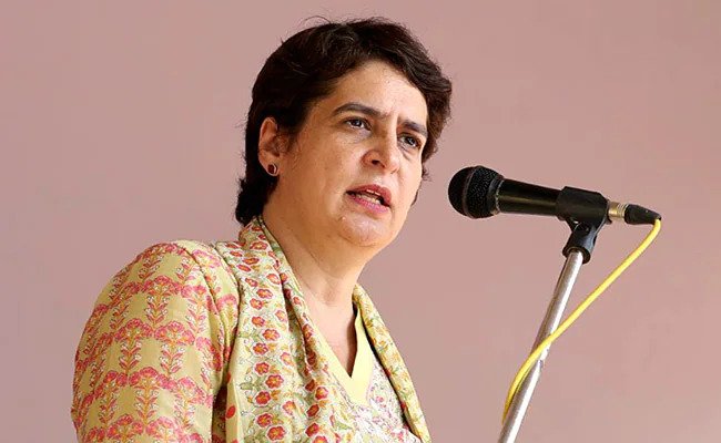 केवल दो उद्योगपतियों की है मोदी सरकारः प्रियंका Today is the last day of election campaign. Congress National General Secretary Priyanka Gandhi is putting full force for the victory of