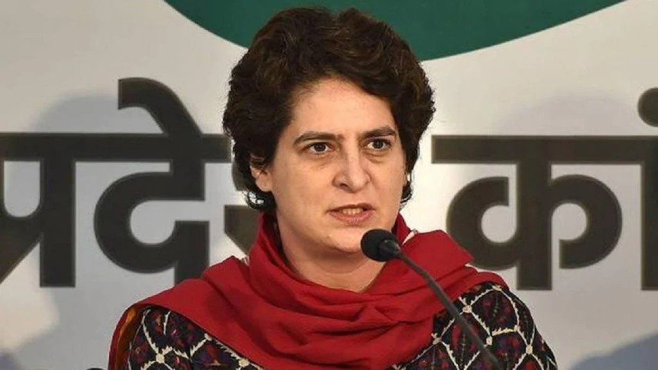 उप्र में कांग्रेस का वादा, 10 दिन में किसानों का कर्ज माफ, बिजली बिल होगा हाफ Issuing letters. After BJP's 'Lok Kalyan Sankalp Patra' and SP's 'Samajwadi Vachan Patra', Congress has also released its manifesto
