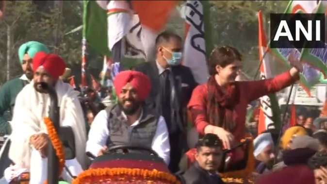 प्रियंका का ट्रैक्टर पर पंजाब में रोड शो, बोलीं-बनावटी पगड़ी वालों से सावधान Congress National General Secretary Priyanka Gandhi Vadra held a roadshow in Rupnagar. He did a road show riding on a tractor.