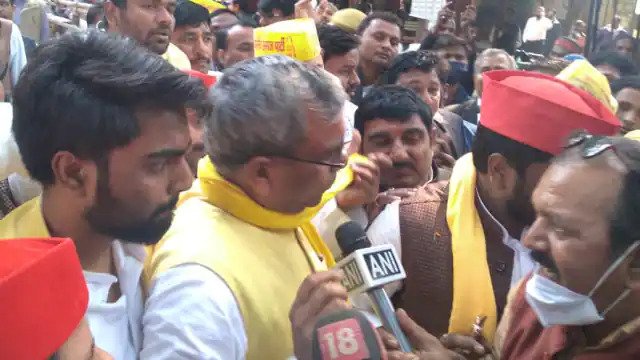 बेटे के नामांकन के दौरान राजभर से बदसलूकी, जल्द निकलेगी भाजपा की गर्मी There was a lot of chaos during the nomination filing in Varanasi on Monday. On one hand Omprakash to enroll his son Arvind Rajbhar