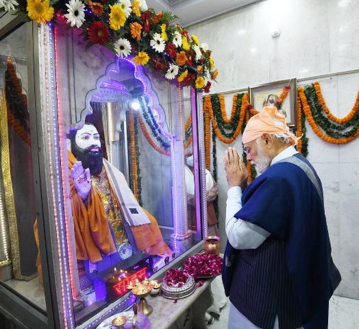 रविदास जयंती : प्रधानमंती मोदी ने दिल्ली स्थित श्री गुरु रविदास विश्राम धाम मंदिर में दर्शन किये