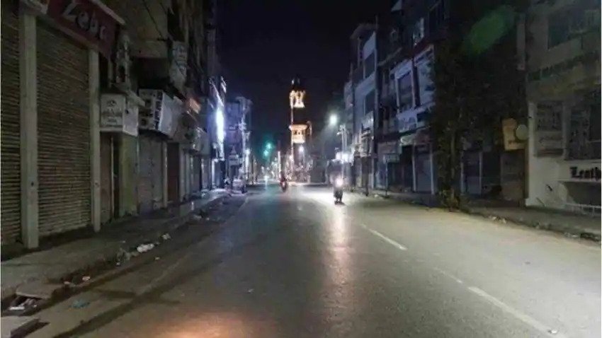 उप्र में आज से नाइट कर्फ्यू खत्म In view of the decrease in corona cases in Uttar Pradesh, the Yogi government has decided to end the night curfew on Saturday