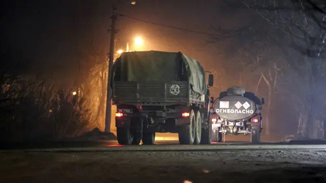 हमले के मूड में पुतिन, यूक्रेन की सीमा पर बढ़ी हलचल Tensions between Russia and Ukraine are increasing. Meanwhile, US President Joe Biden has announced sanctions. At the same time,