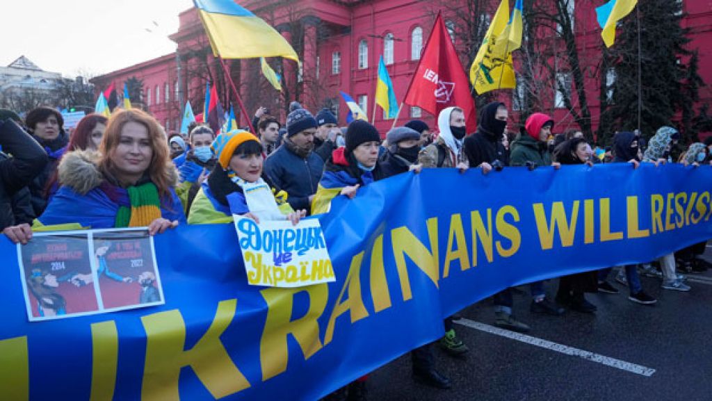 यूक्रेन संकटः भारतीय दूतावास ने कहा-जहां भी रहिए, सुरक्षित रहिए The Indian Embassy in Ukraine has issued a new advisory on 24 February amid rising tensions between Ukraine and Russia. Indians