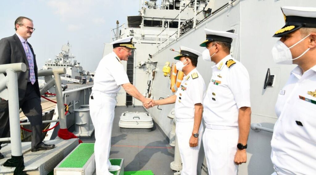 नौसेना कमान के अलंकरण समारोह में नौसेना कर्मी हुए सम्मानित Western Naval Command The Naval Decoration Ceremony of the Western Naval Command-2022 has ended in Mumbai. Vice Admiral Ajendra