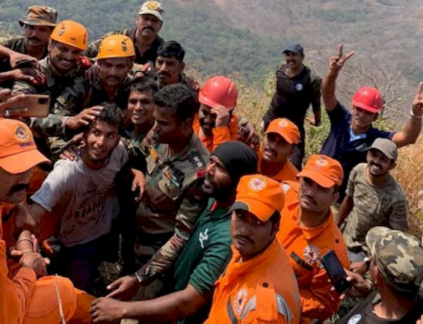 केरल में पहाड़ी पर फंसा युवक, सेना मदद के लिए पहुंचा