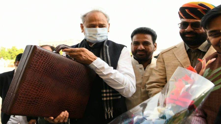 बजट राजस्थानः कर्मचारियों के लिए पुरानी पेंशन योजना बहाल, अगले साल 1 लाख भर्ती व महिलाओं को स्मार्टफोन Chief Minister Ashok Gehlot has made many big announcements in his budget. He has announced to implement the Indira Gandhi Urban
