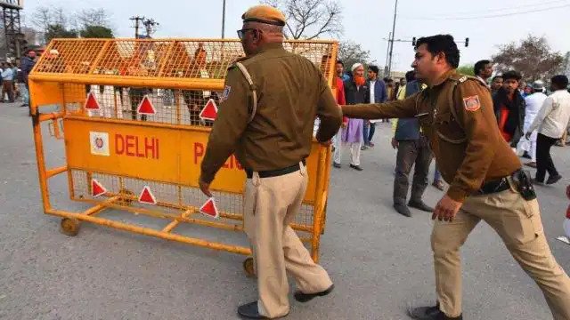 सड़कों पर बगैर पुलिस कर्मियों के बैरिकेड्स क्यों, केंद्र और दिल्ली पुलिस को हाईकोर्ट का नोटिस capital Delhi and the inconvenience caused to the people, the Delhi High Court on Tuesday took a tough stand.