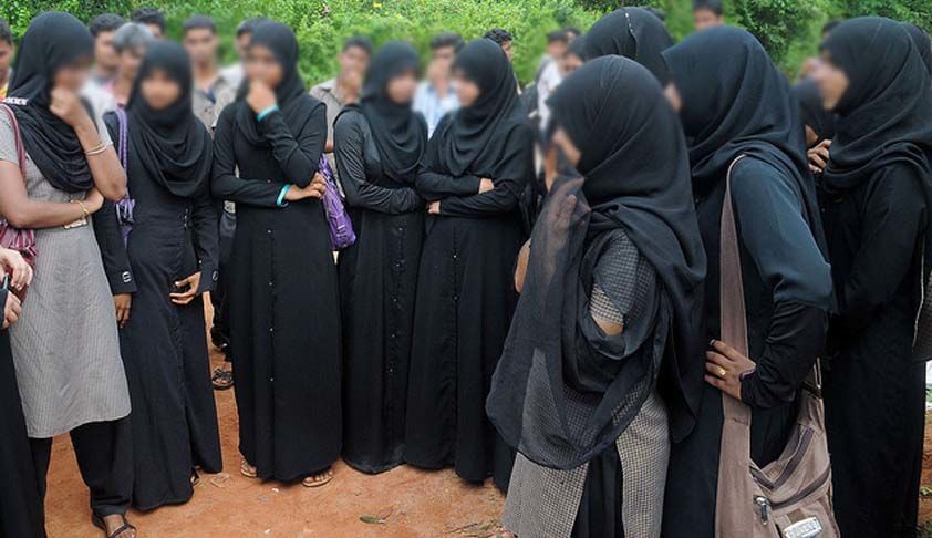 हिजाब पहनना मूल अधिकार है या नहीं, हो रहा मंथनः हाई कोर्ट The effect of the ongoing hijab in a government college in Karnataka's Udupi district is now being seen in different states of the country.
