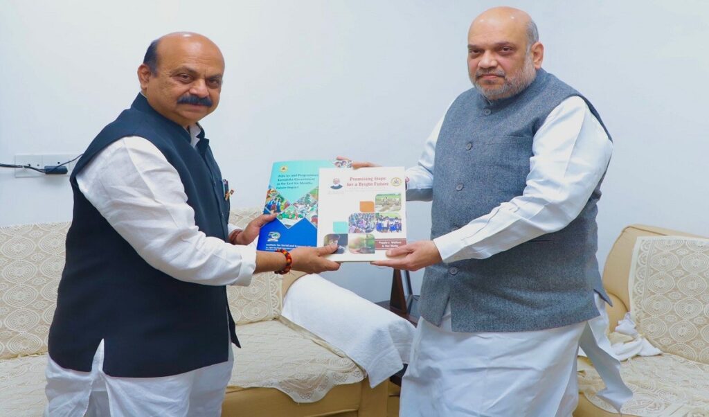 गृहमंत्री से मिले कर्नाटक के मुख्यमंत्री, मंत्रिमंडल विस्तार पर हुई चर्चा Karnataka Chief Minister Basavaraj Bommai on Monday met Home Minister Amit Shah and pressured him to reshuffle the cabinet soon.