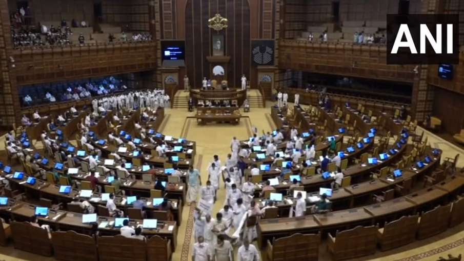केरल विधानसभा में विपक्ष ने ‘राज्यपाल वापस जाओ’ के लगाए नारे The budget session of the Kerala Legislative Assembly started with a ruckus on Friday. The opposition Congress-led UDF has asked Governor